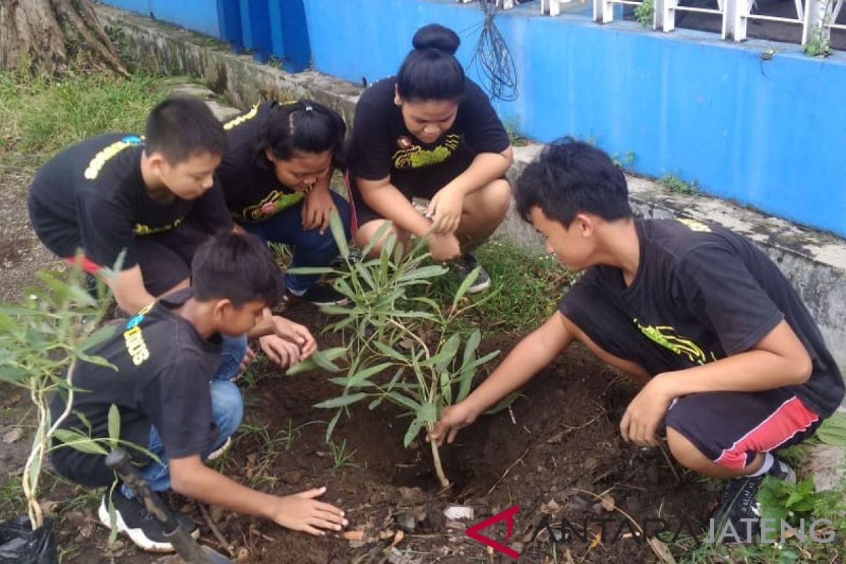 Peringati Valentine, pelajar di Kudus tanam pohon penghijauan