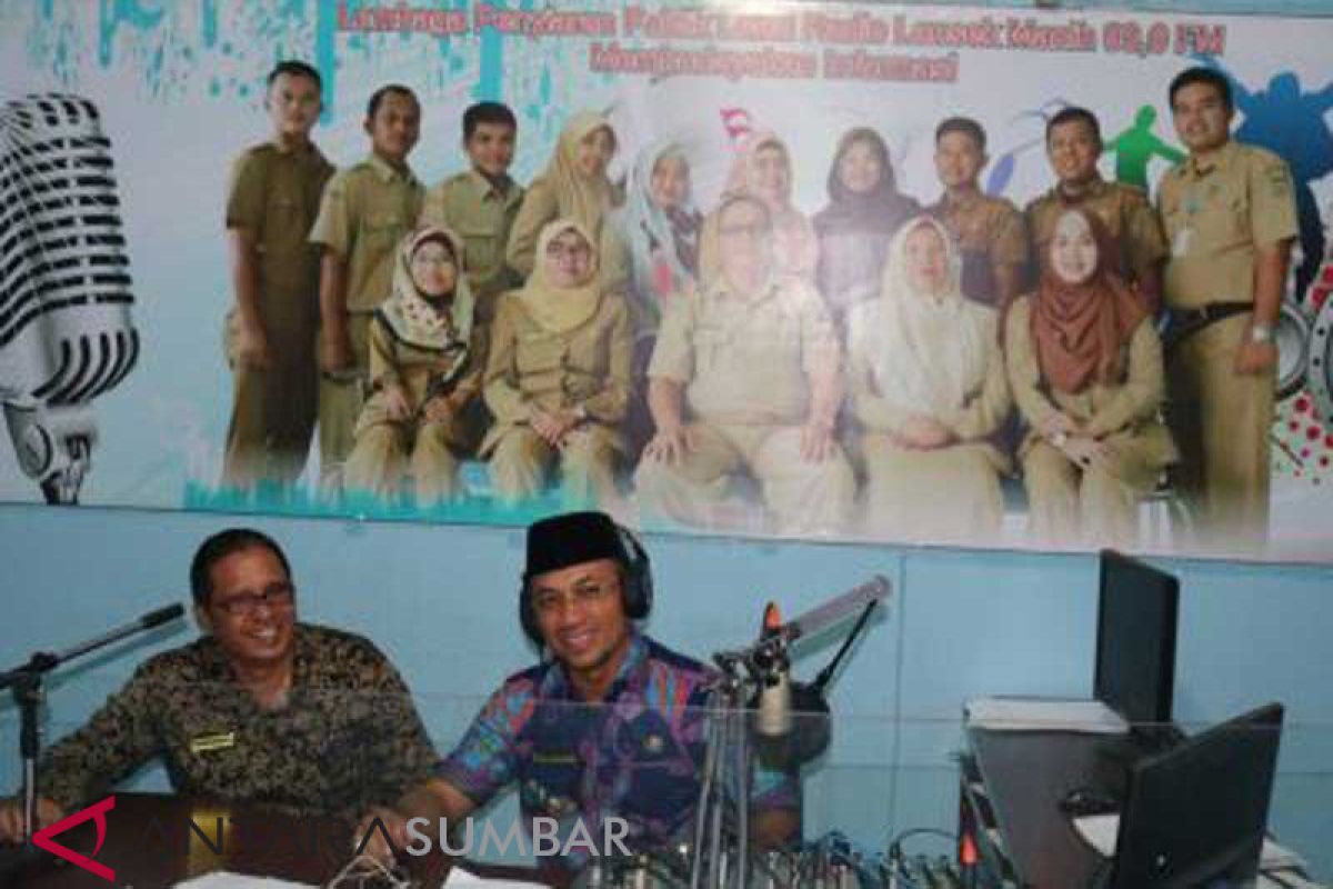 Wabup Sijunjung sapa pendengar radio Lansek Manih melalui program nuansa Islami