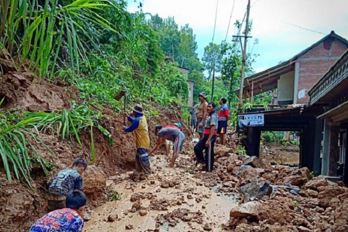 Longsor Terjang Akses Jalan di Blimbing-Kabupaten Kediri