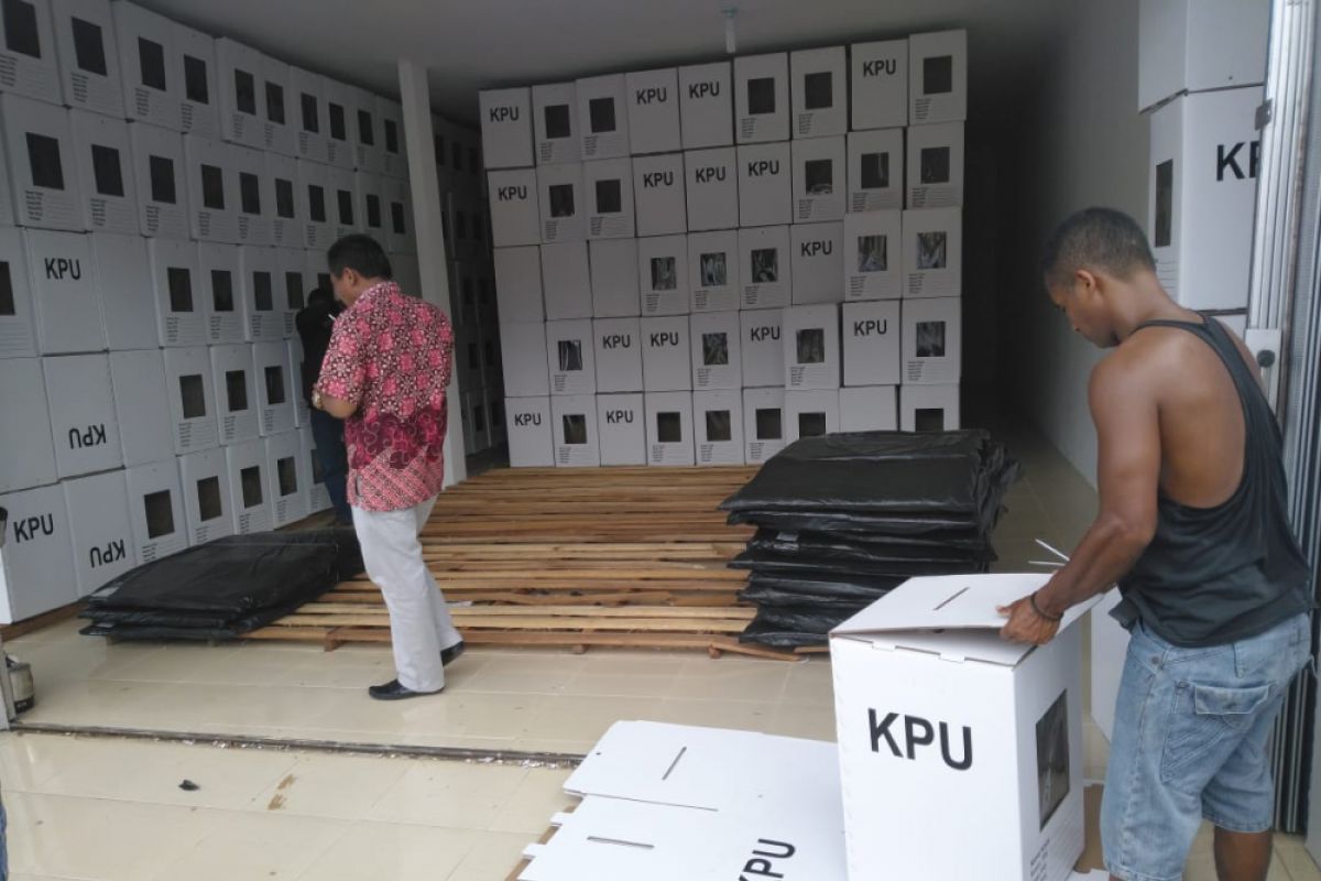 KPU Agam kerahkan 12 truk distribusikan logistik ke tiga kecamatan terjauh