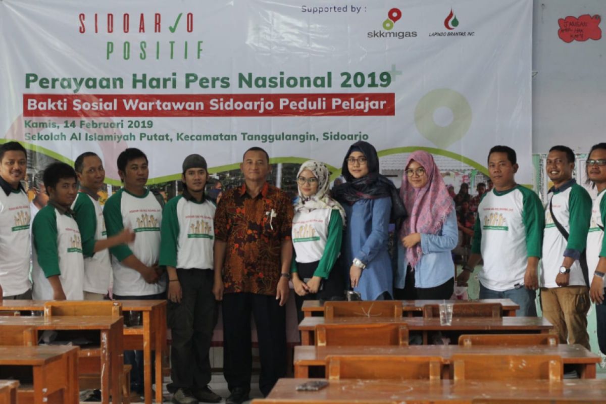 Peringati HPN, Wartawan Sidoarjo Bagikan Bingkisan Kepada Siswa