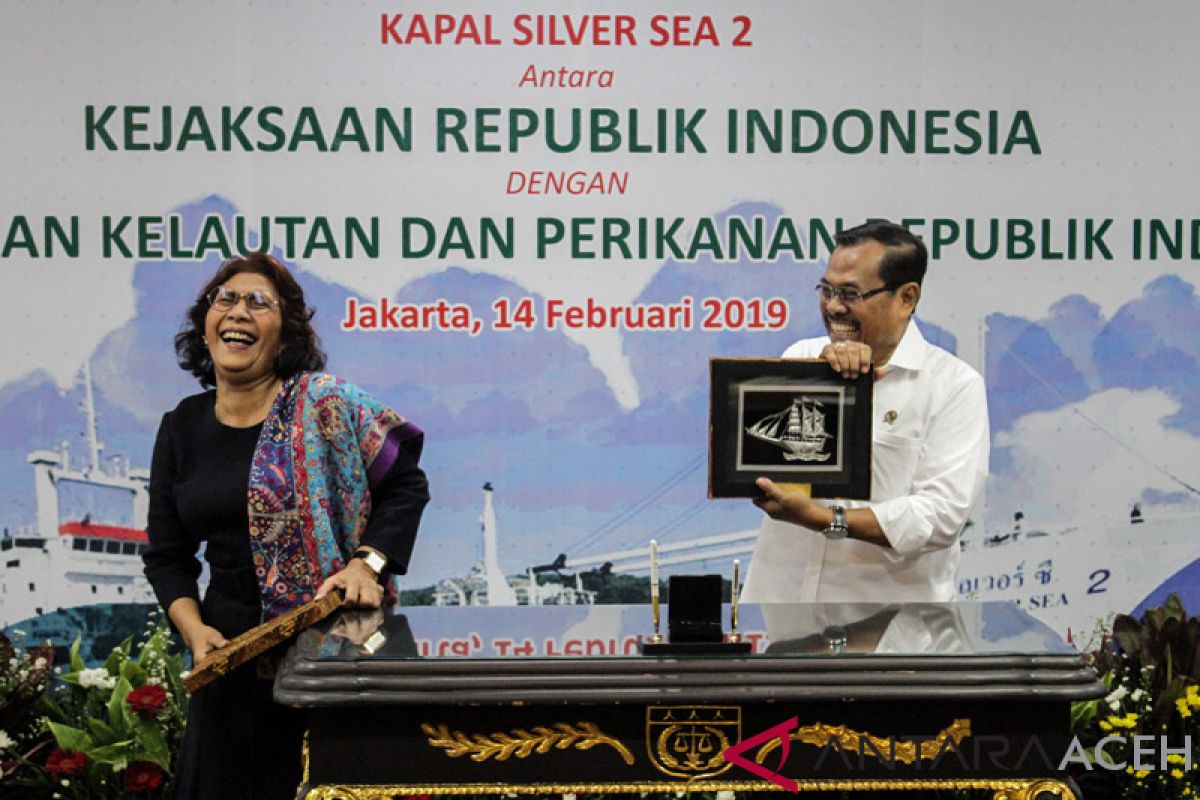 Jaksa Agung serahkan Kapal Silver Sea 2 kepada Menteri KP