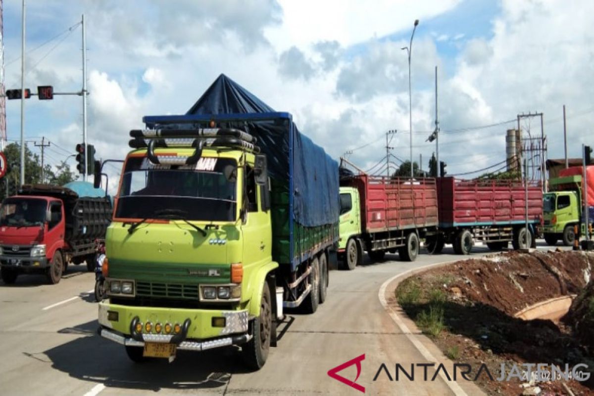 Jumlah truk melintasi jembatan timbang turun drastis