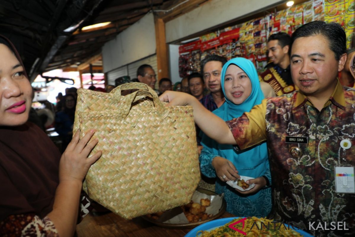 Traditional market visitors support plastic reduction