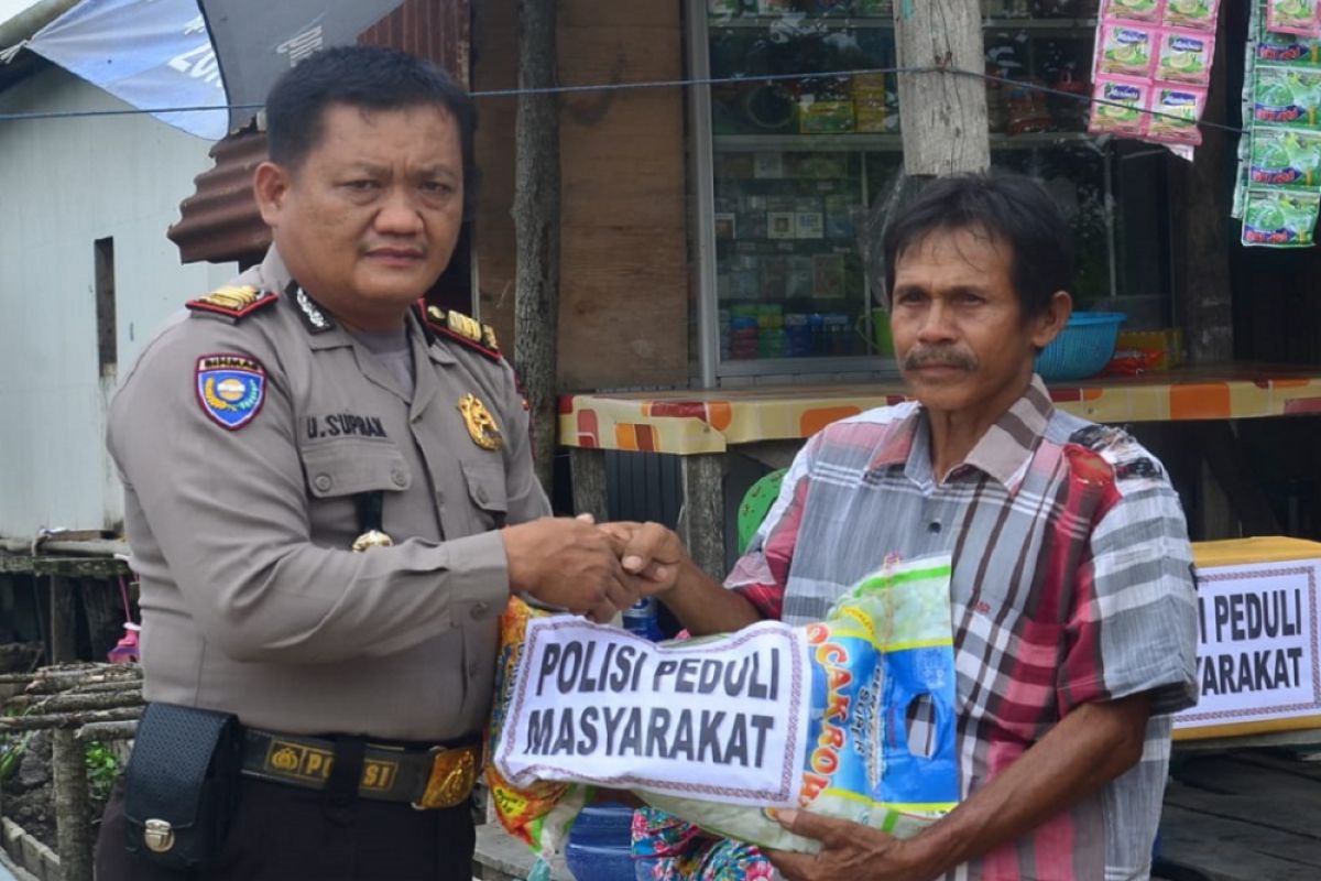 Polisi beri bantuan sembako kepada warga Tanjabbar