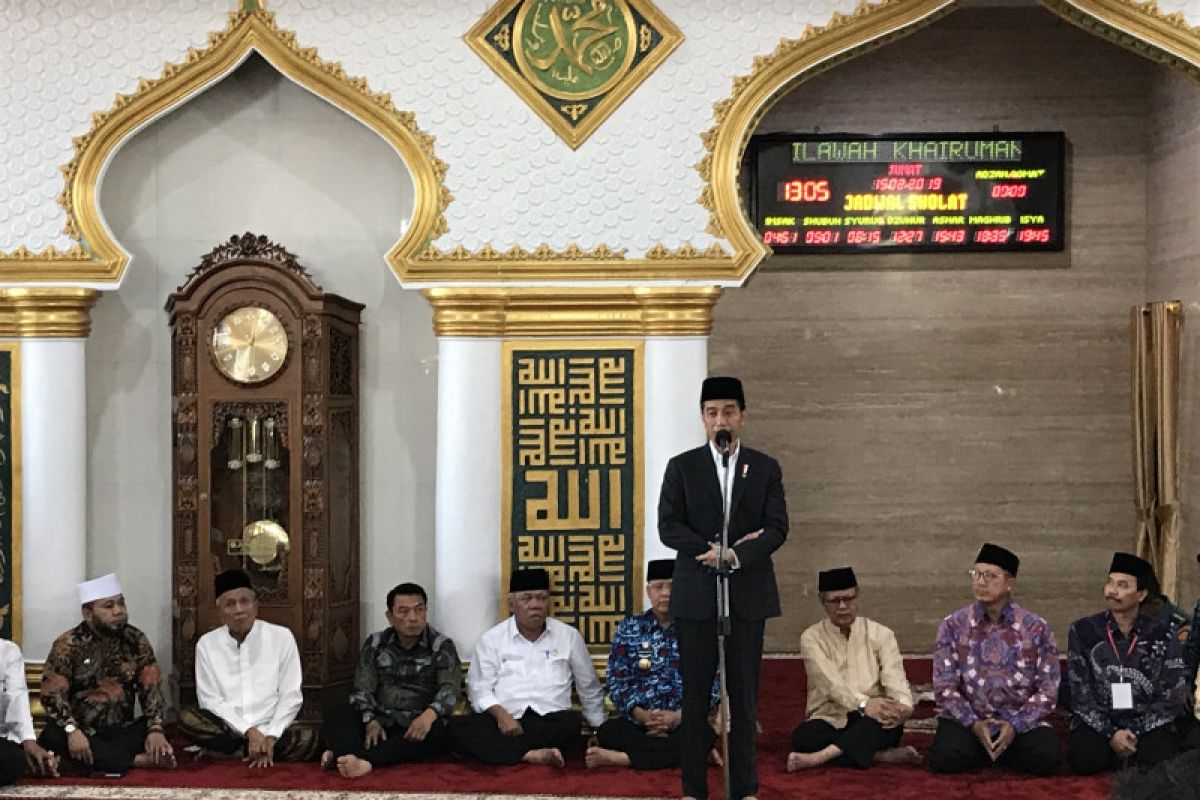 Presiden Jokowi bagikan sertifikat tanah wakaf di Bengkulu