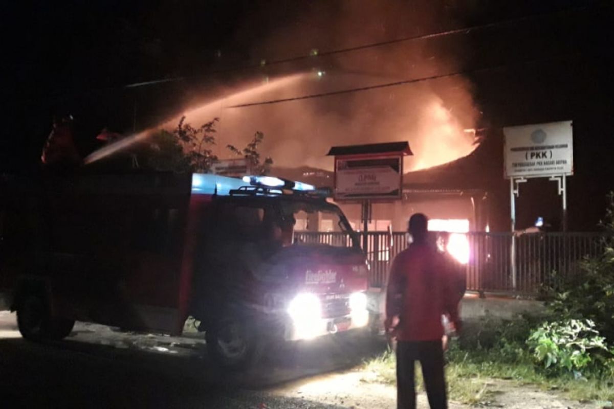 Kantor wali Nagari Aripan Kabupaten Solok terbakar