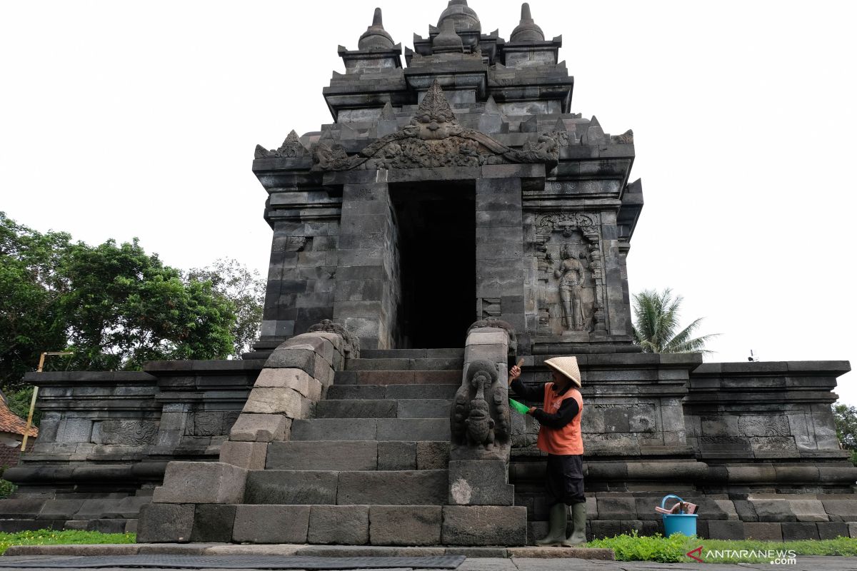 BKB intensifkan pembersihan lumut dari batu candi