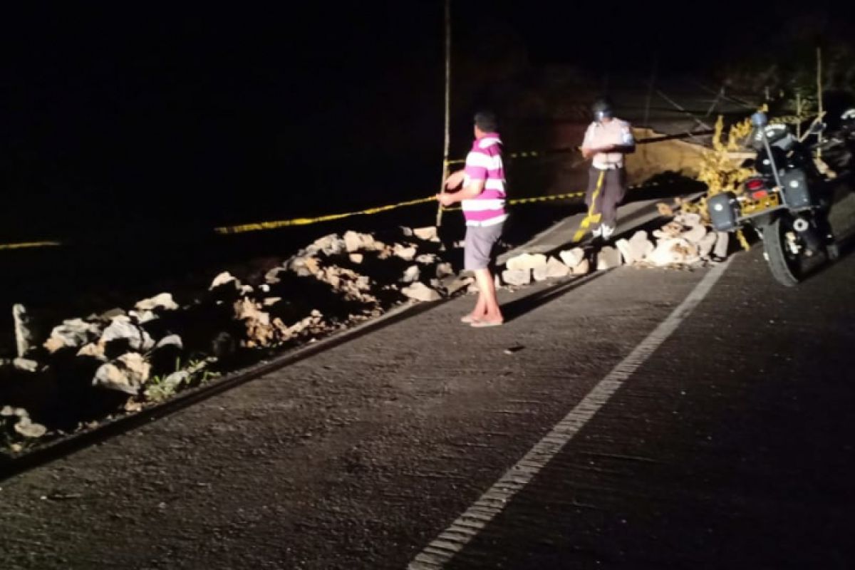 Polisi pasang rambu di jalan Muara Teweh - Benangin yang longsor