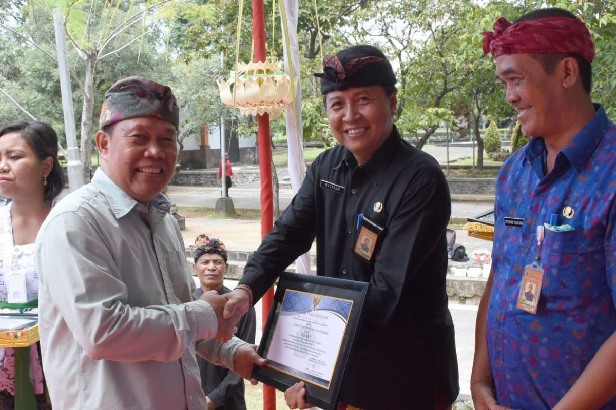 Sekda Kota Denpasar serahkan penghargaan 