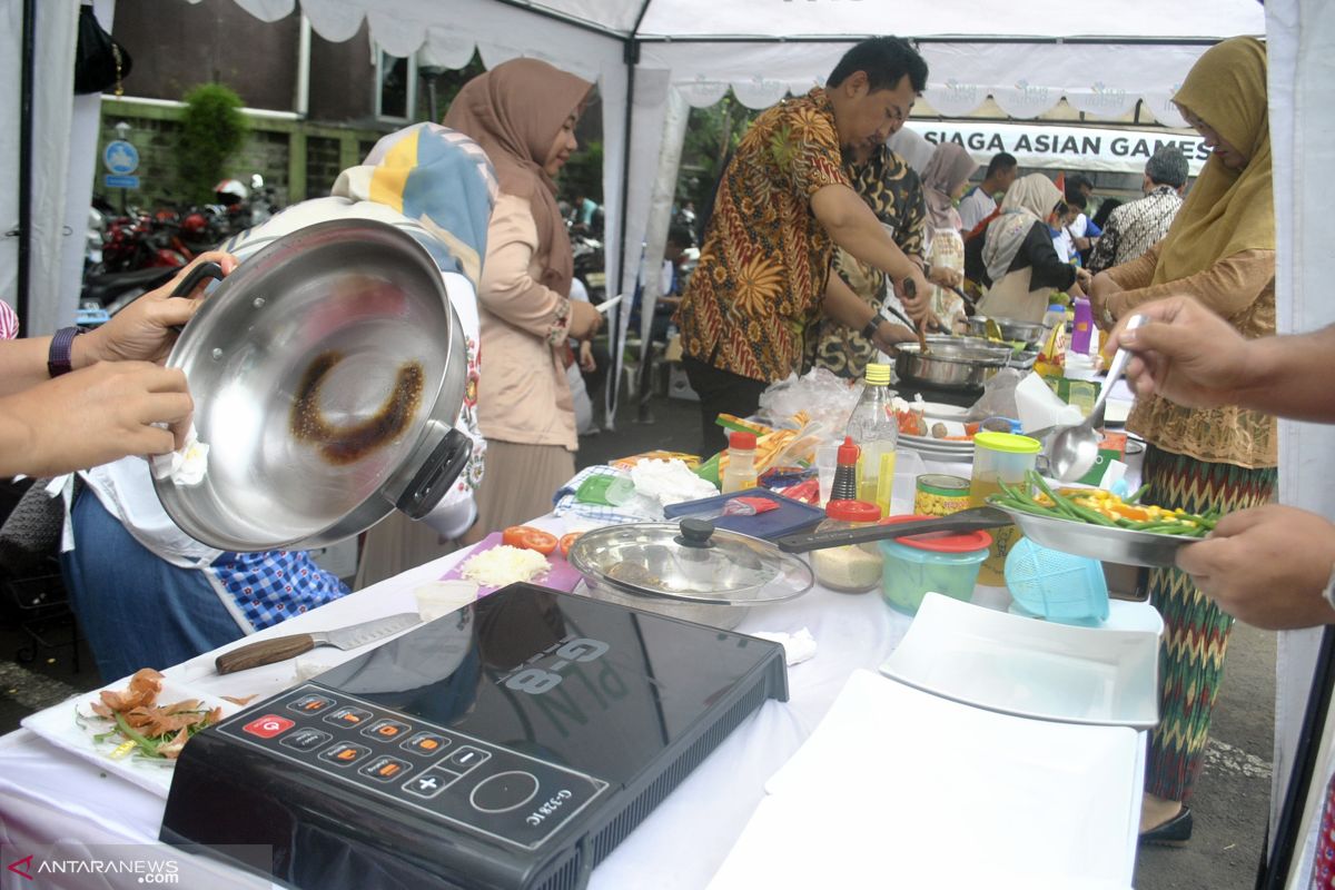 Kompor induksi kurangi biaya memasak hingga 57 persen