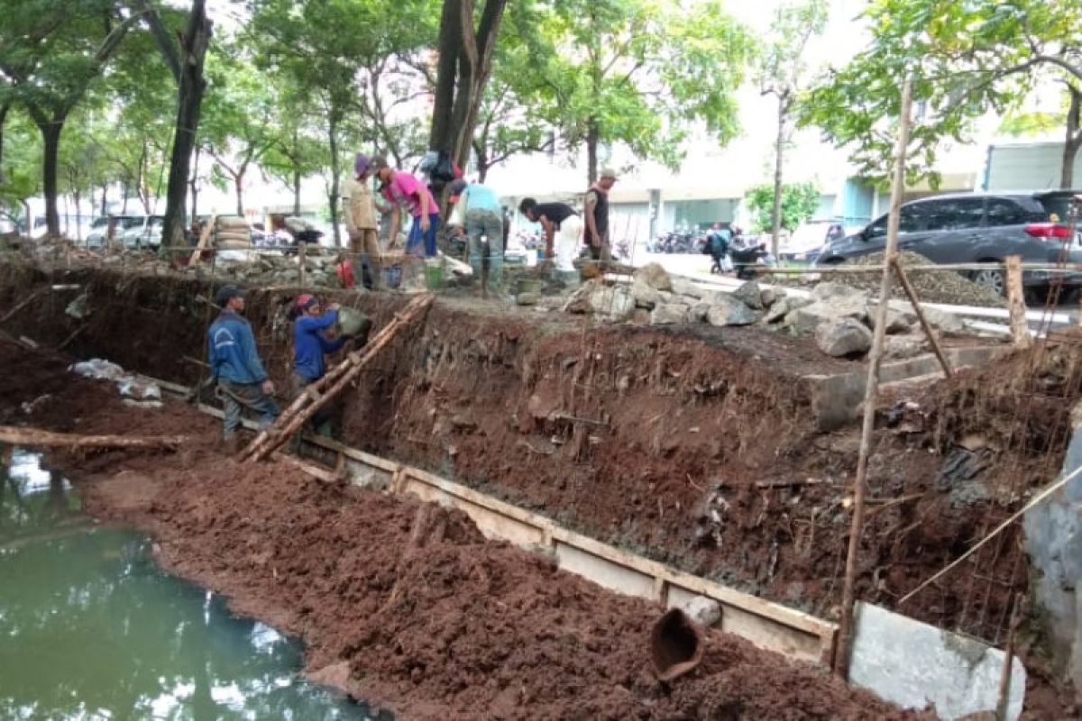 Satpel SDA perbaiki saluran penghubung Gading Kirana