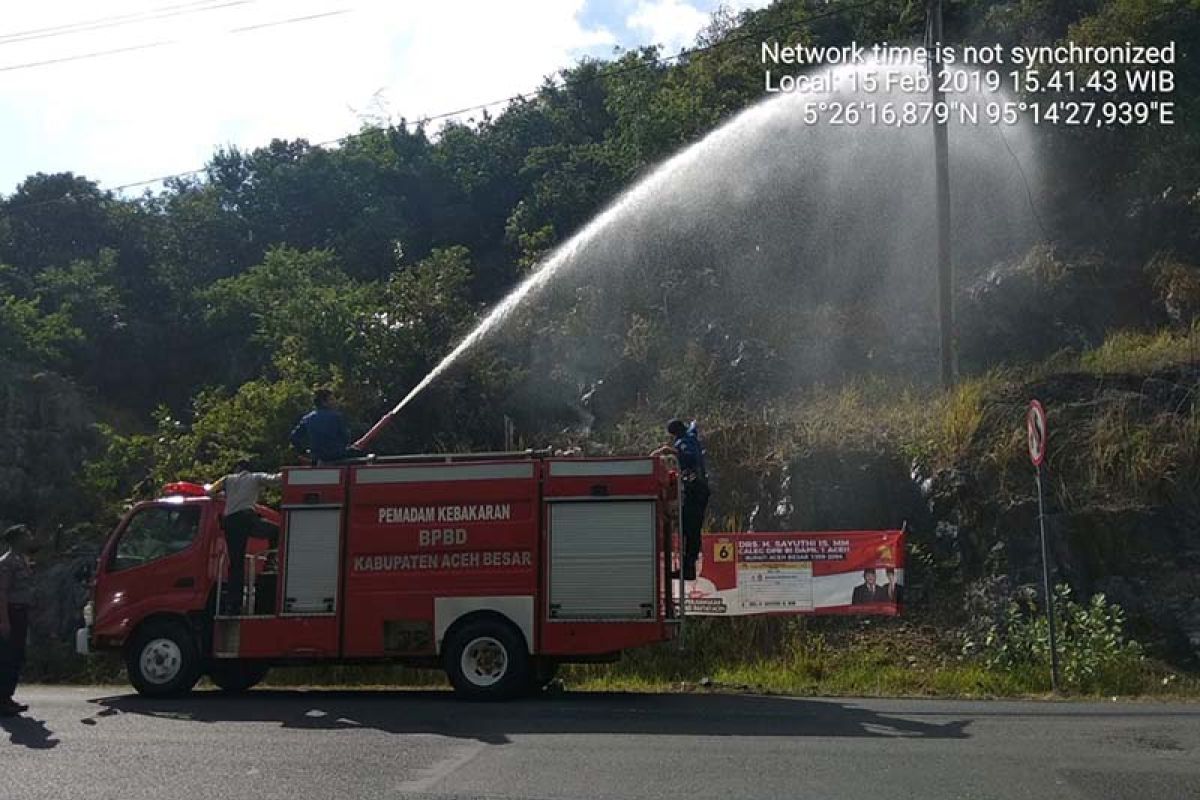 Rumput lereng pengunungan di Aceh Besar terbakar