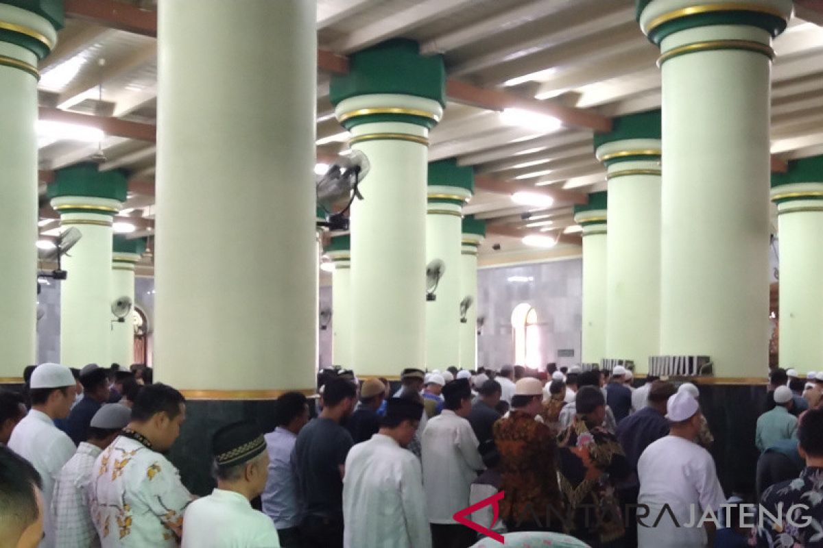 Prabowo masuk Masjid Kauman Semarang melalui pintu belakang