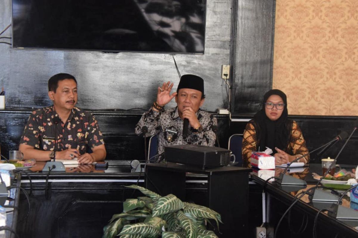 Penumpukan eceng gondok di irigasi Karawang segera ditangani