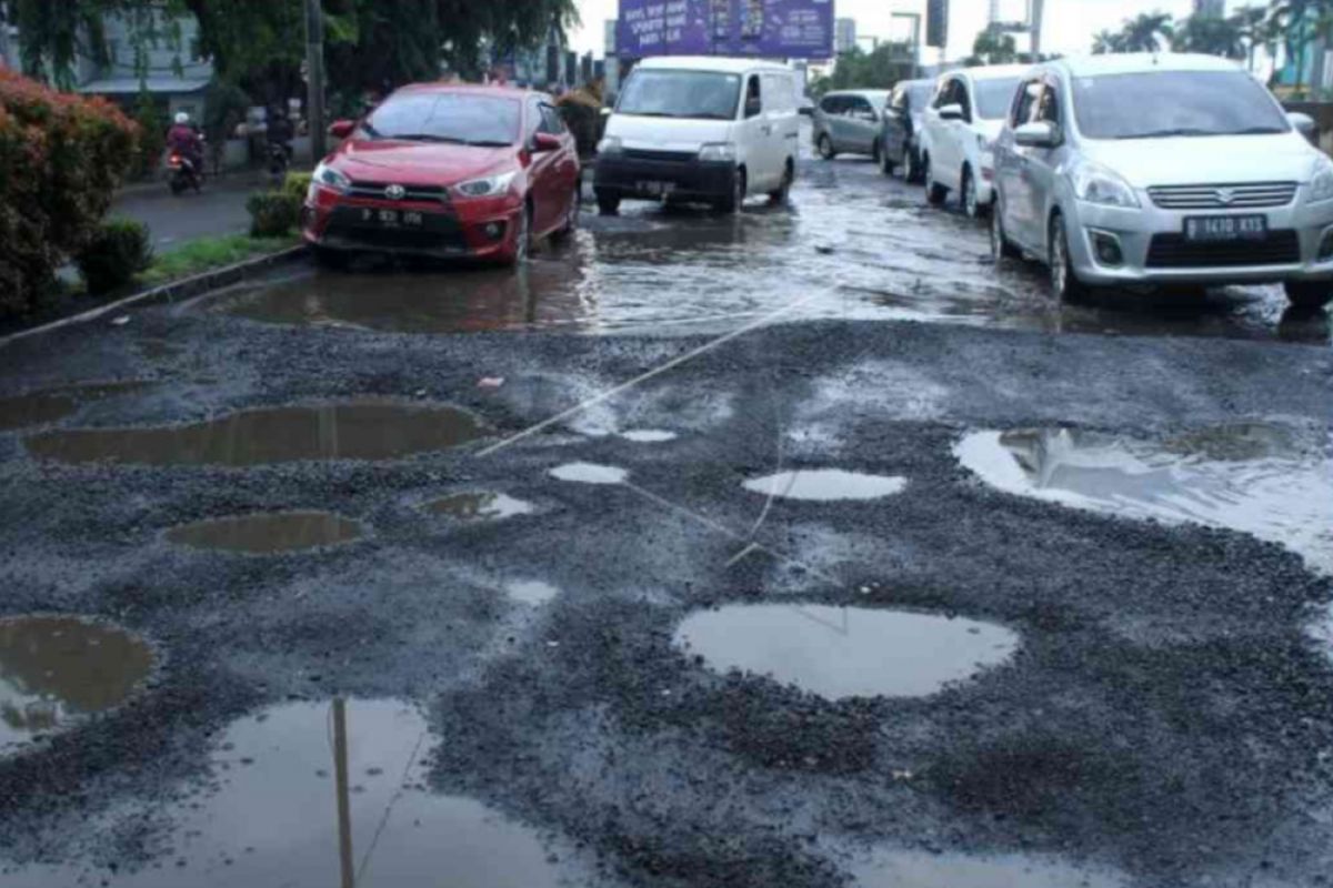 Jalan KH Noer Ali Bekasi diperbaiki, pengendara diminta bersabar