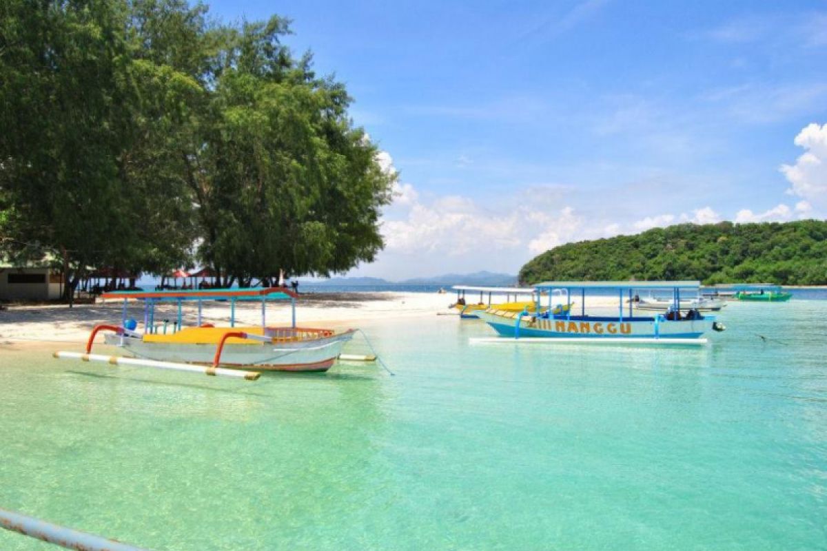 Bersenda gurau bersama ikan di Gili Nanggu