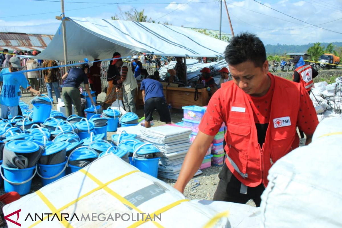 Ribuan paket bantuan disalurkan untuk korban tsunami