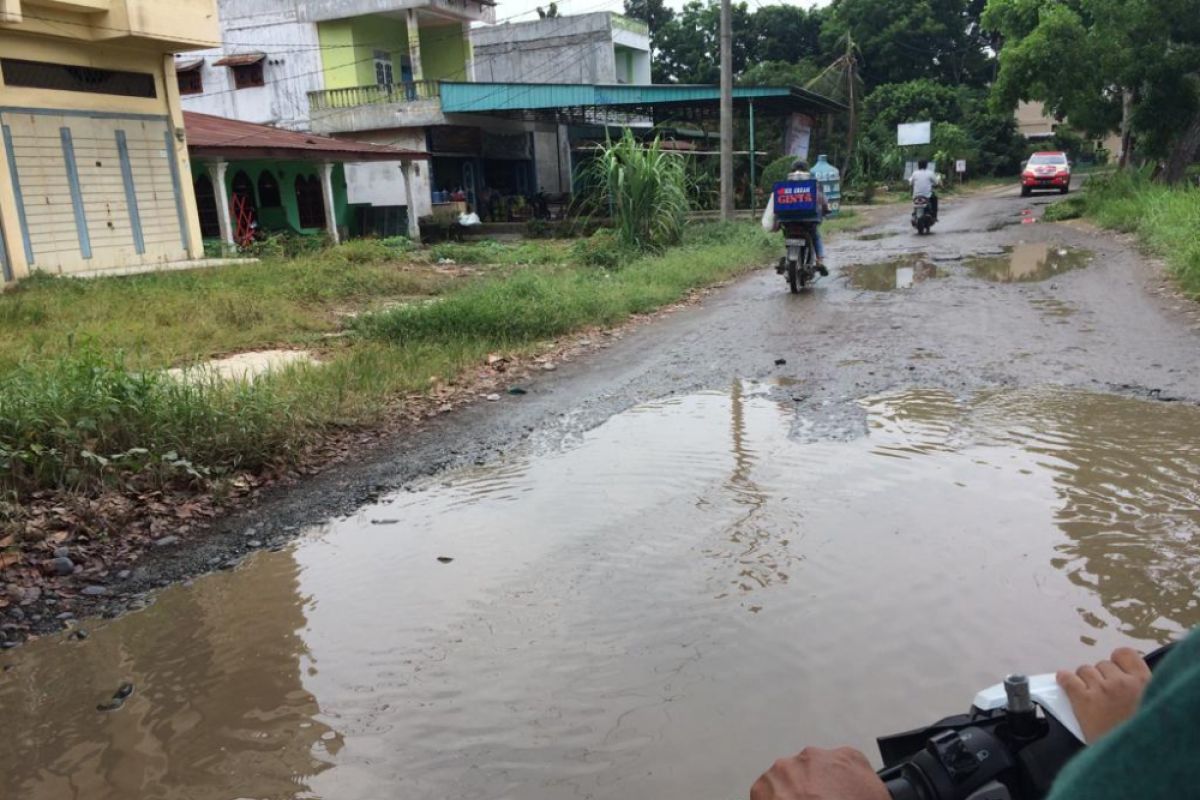 Jalan di Stabat bagaikan kubangan kerbau