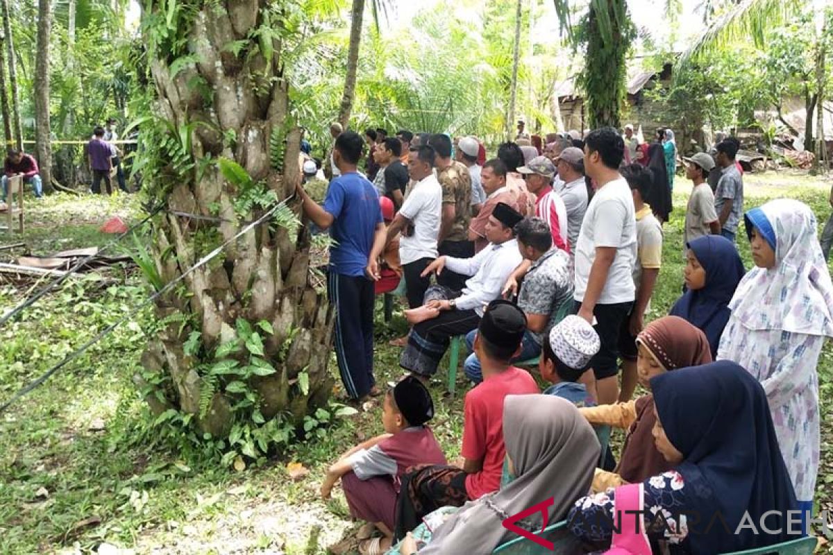 Tim forensik gali makam diduga korban pembunuhan di Aceh Barat