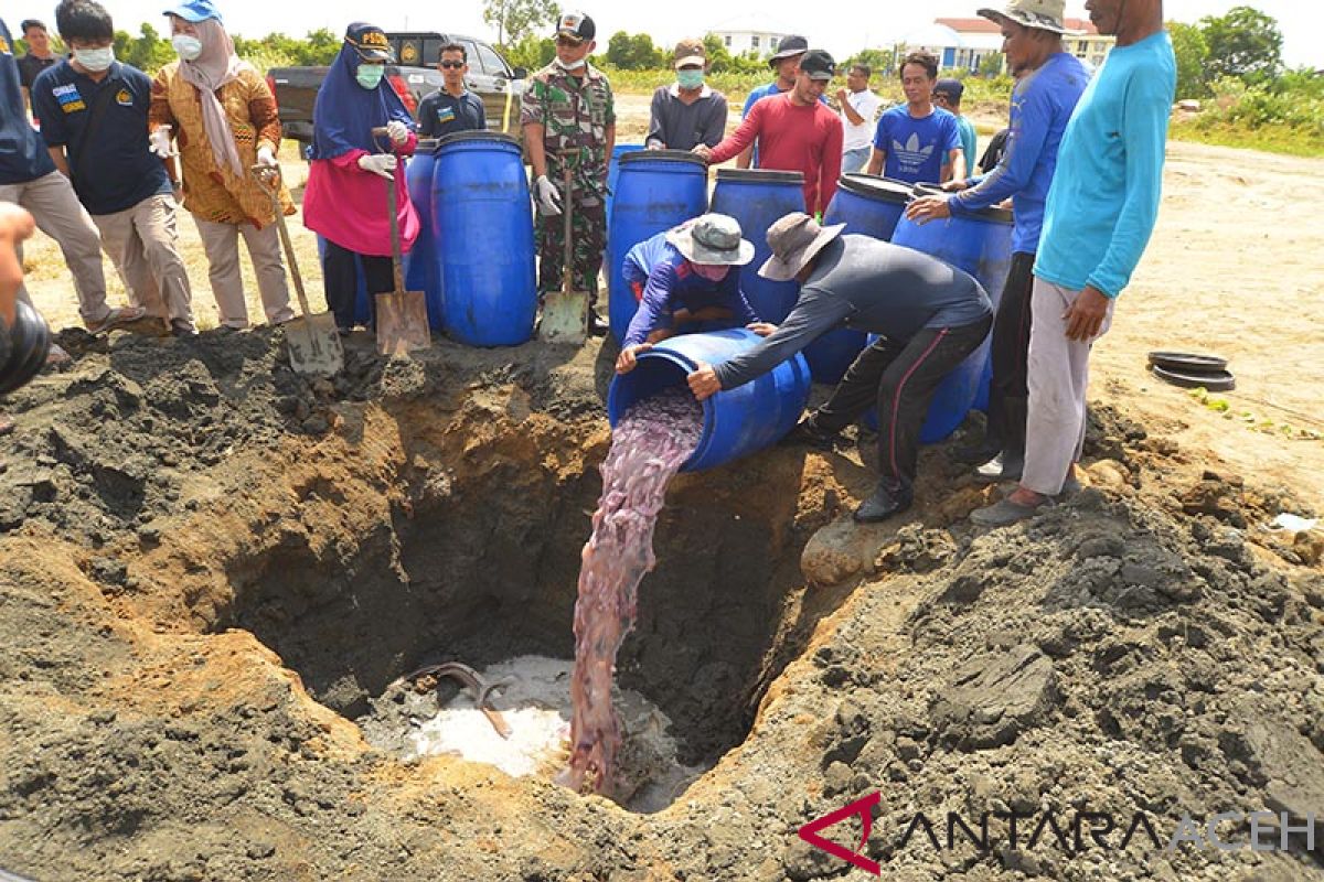 Ratusan kilogram ikan kapal nelayan Malaysia dimusnahkan