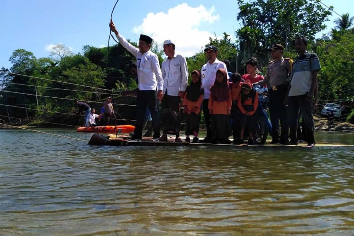 Bupati Mawardi tinjau lokasi jembatan putus di Siron