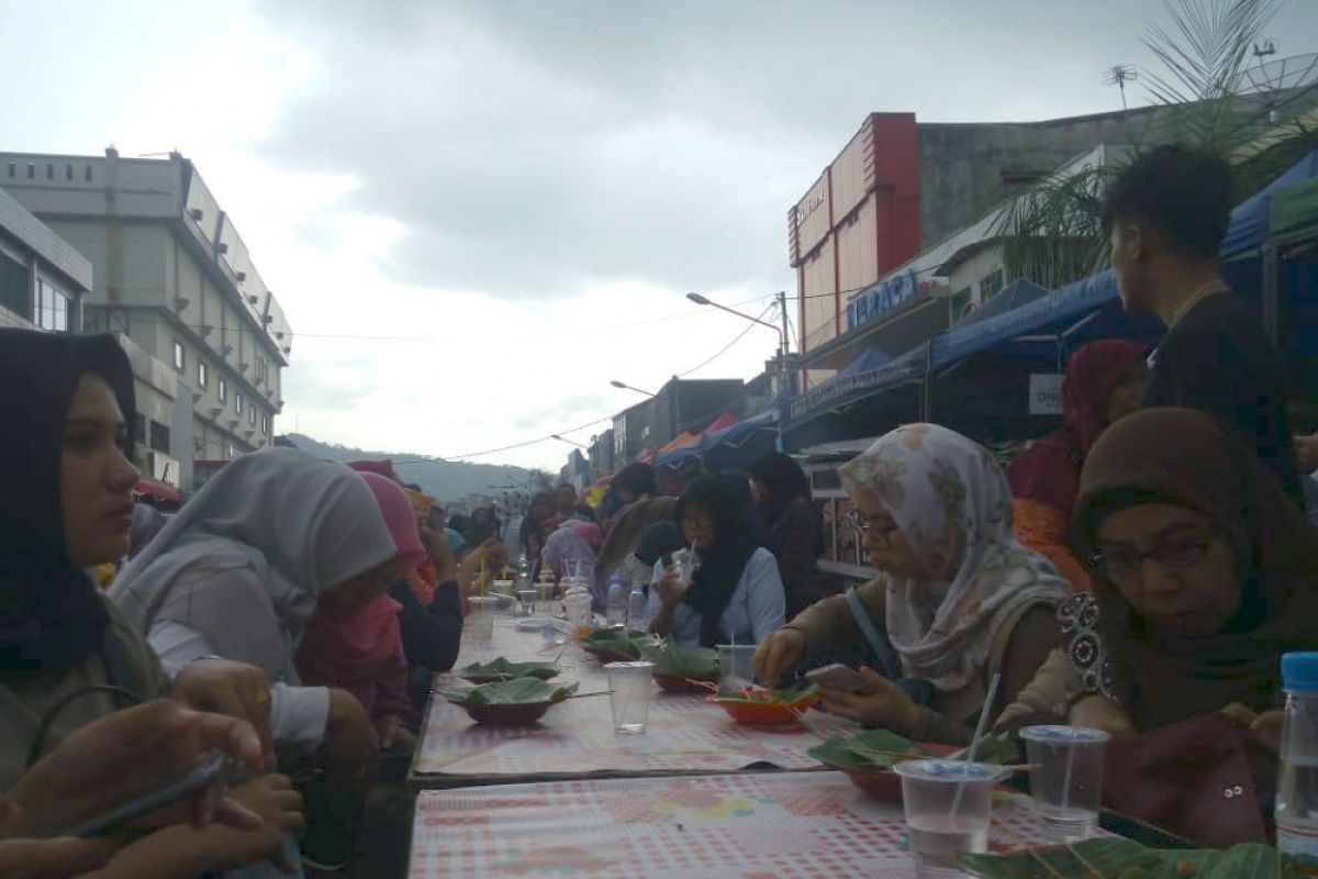 Festival Sate di Jalan Permindo Padang diserbu pengunjung