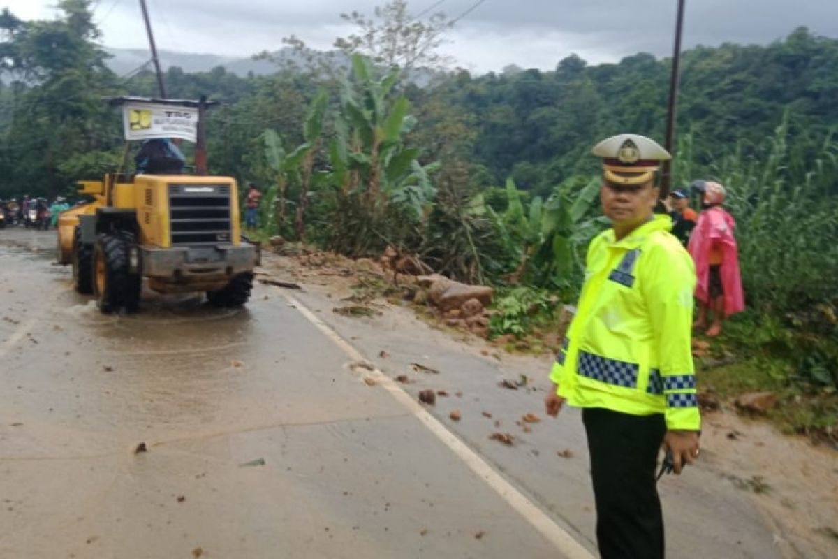 Longsor sebabkan jalur Padang-Solok tak bisa dilewati dua jam