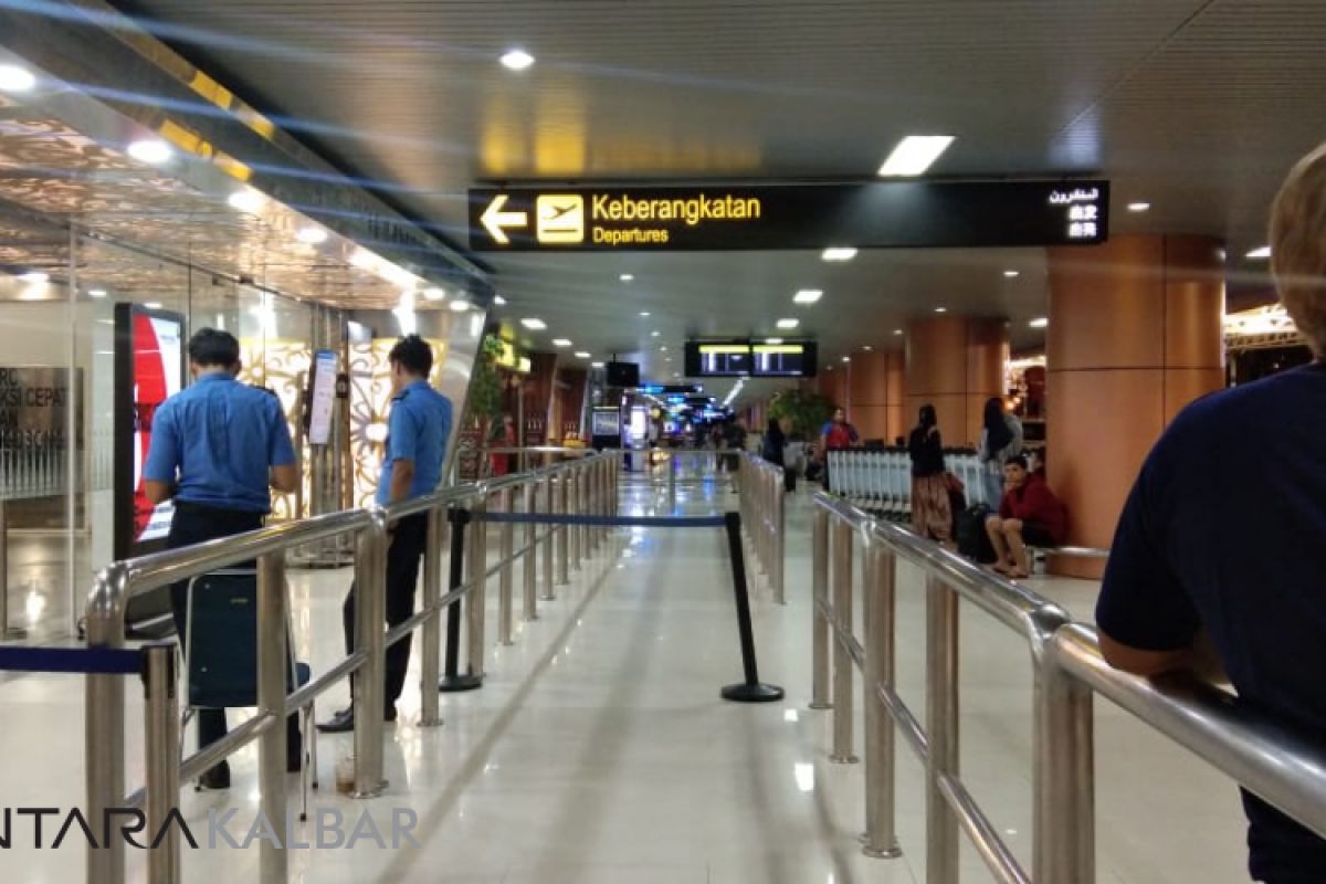 Petugas evakuasi Lion Air yang tergelincir