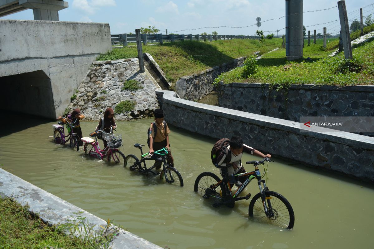 Underpass Tol Jomo Tergenang Air