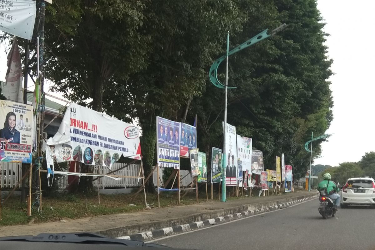 Jalan Sri Soedewi jadi lokasi keruskan alat peraga kampanye terparah