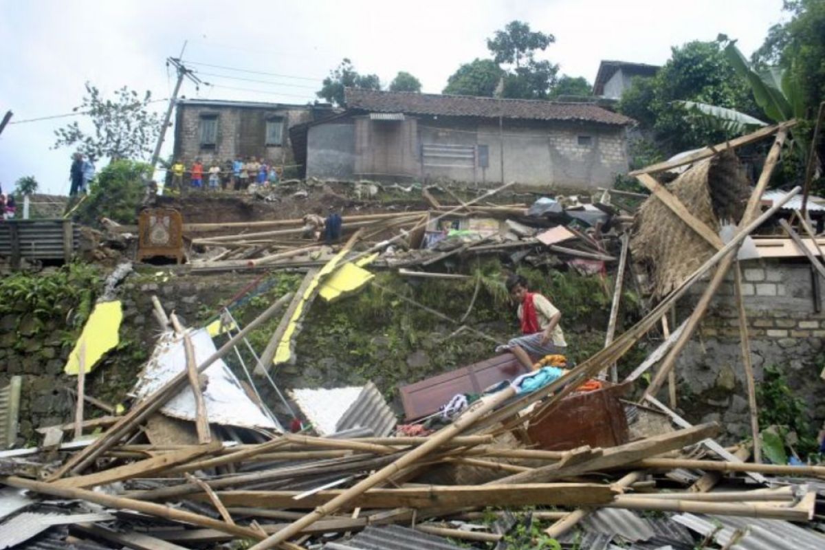 Empat warga tewas akibat longsor di Bogor