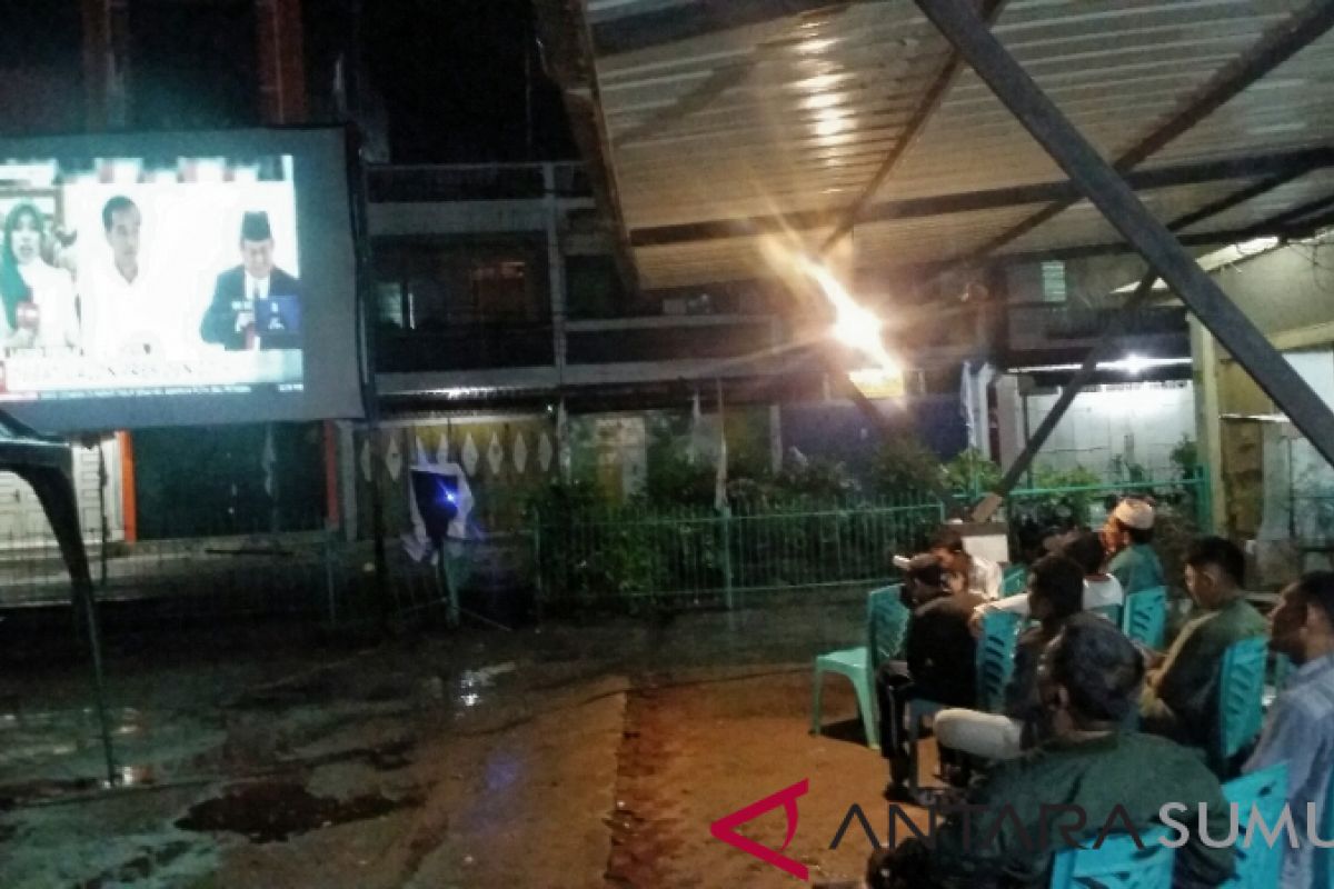 Nobar debat capres di rumah anggota DPR RI