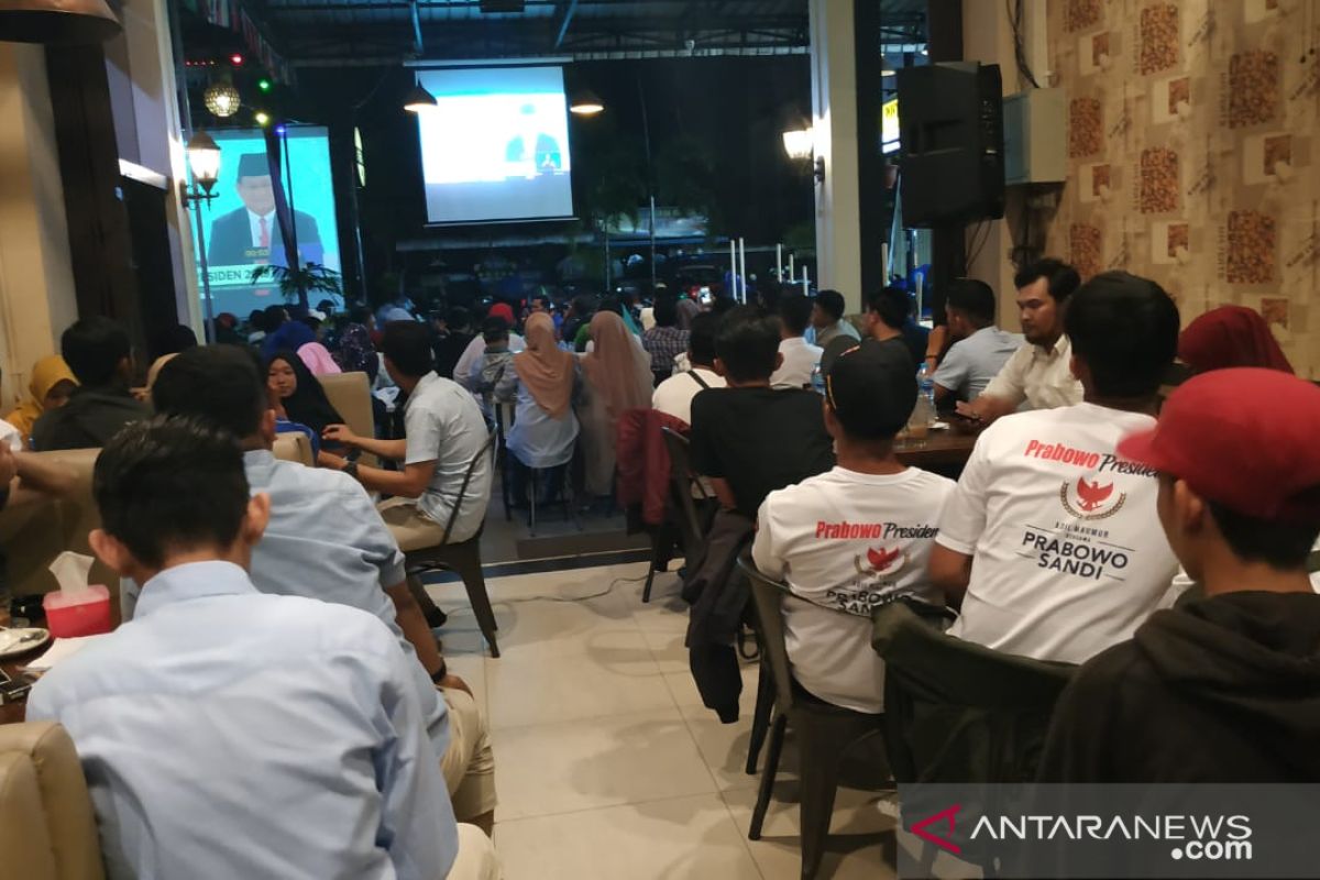 Relawan capres 02  gelar nobar di warung kopi