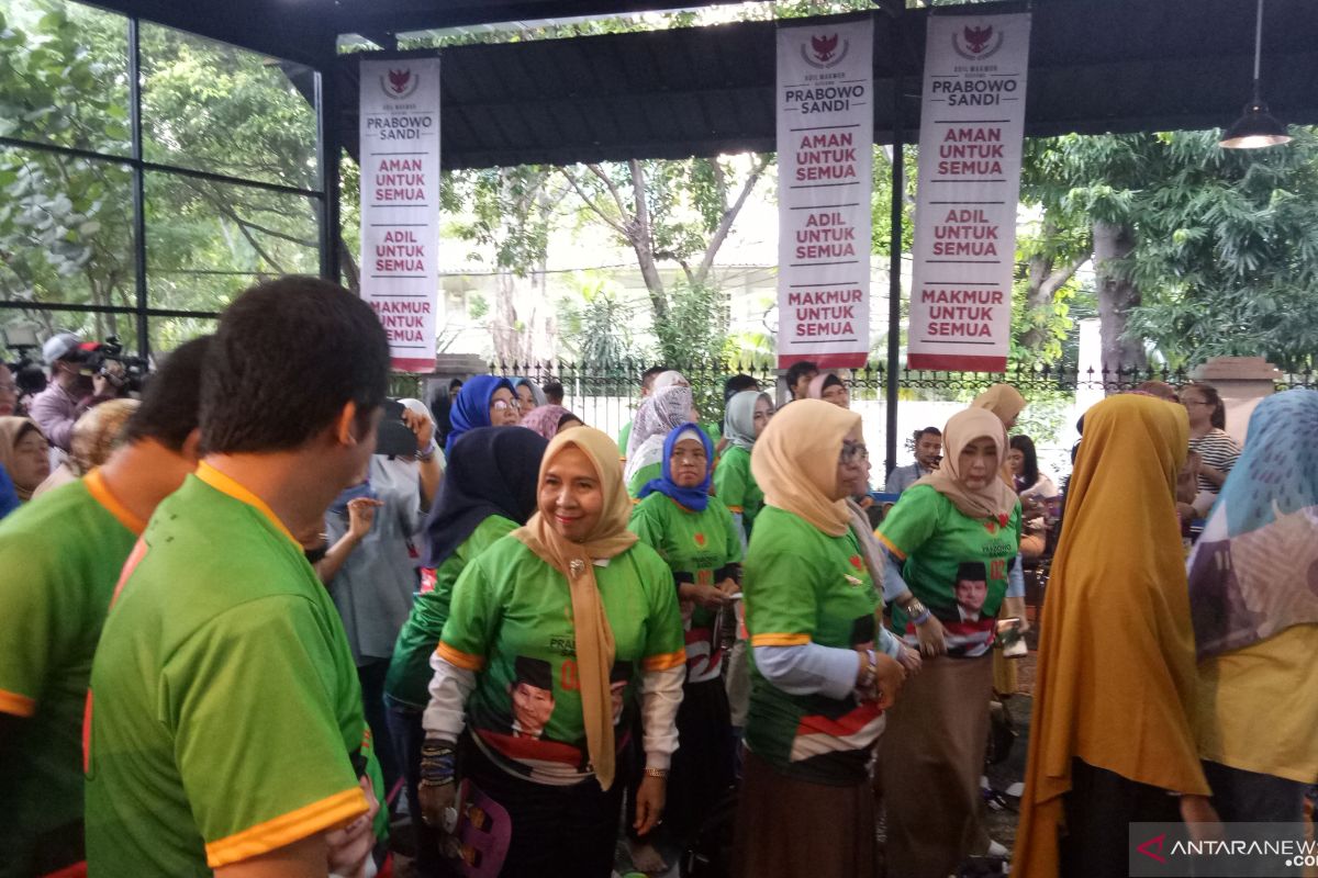 Relawan Prabowo-Sandiaga melakukan senam Gandong di lokasi nobar