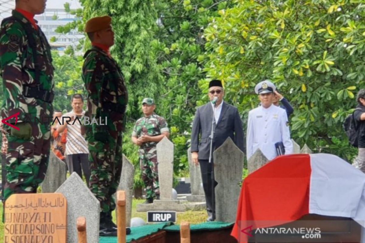 Sejumlah menteri era Soeharto hadiri pemakaman Nani Soedarsono