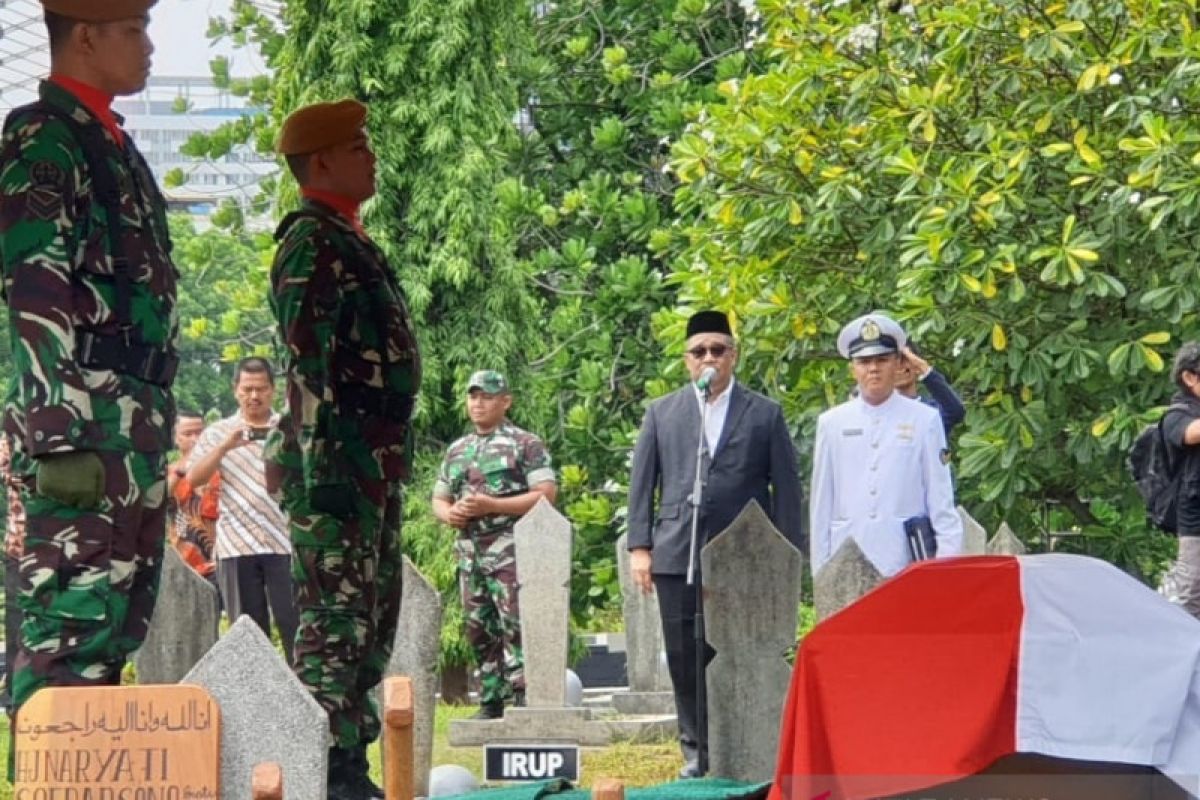 Sejumlah menteri era Soeharto hadiri pemakaman Nani Soedarsono