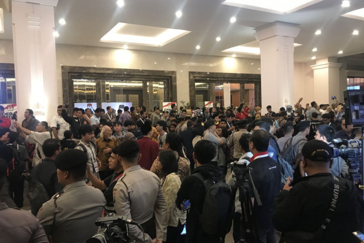 Suasana di luar Hotel Sultan riuh dengan yel-yel