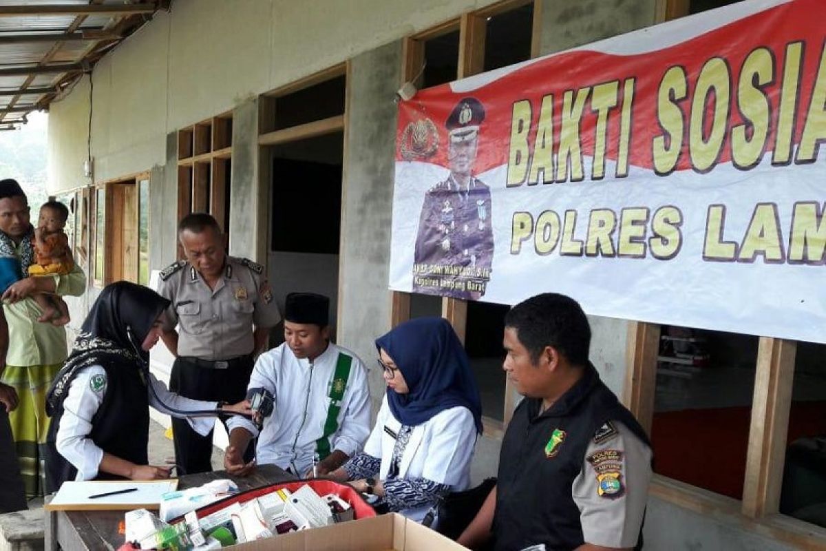 Polres Lampung Barat Bakti Sosial di Pondok Pesantren