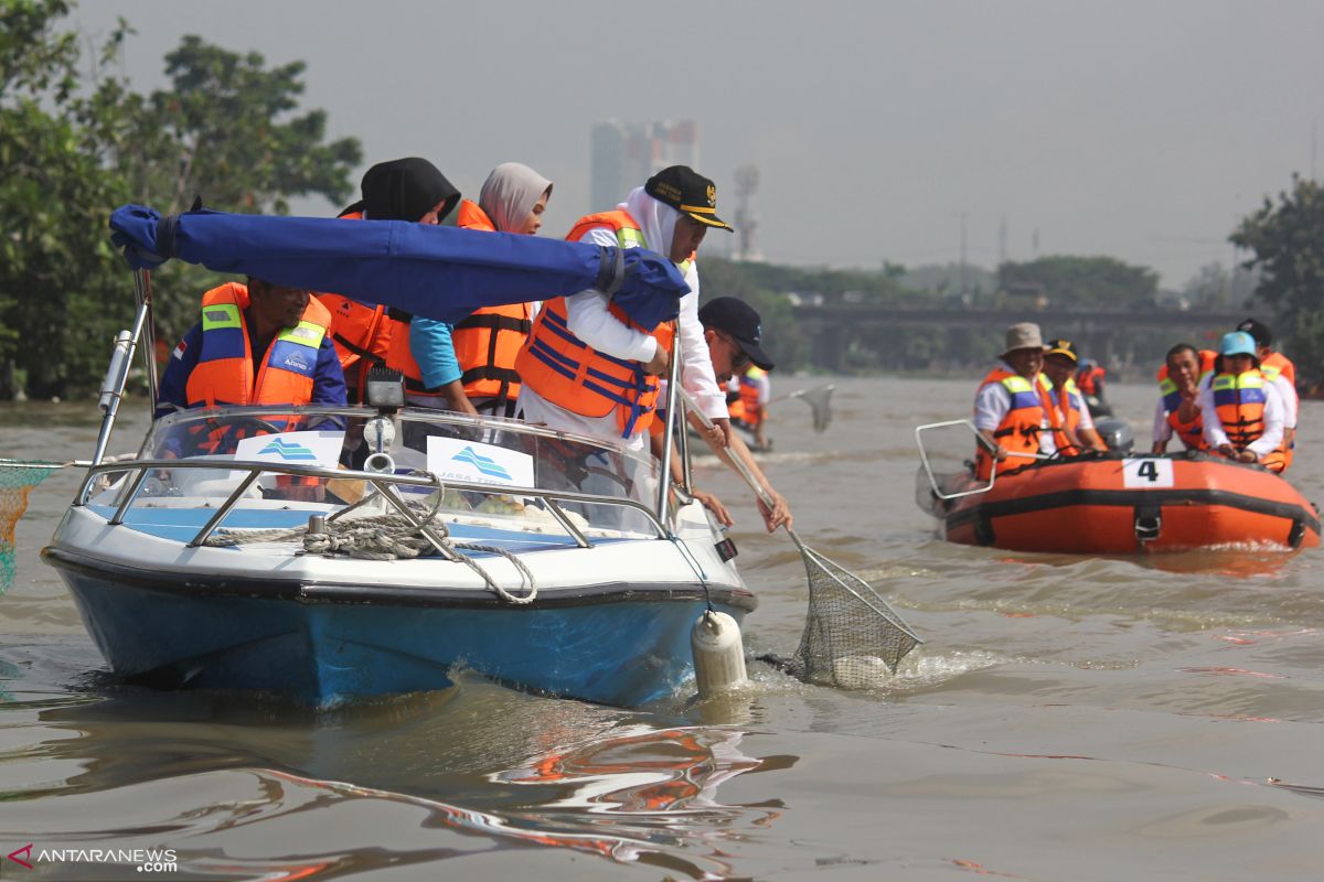 Ribuan orang bersihkan pesisir pantai Teluk Manado