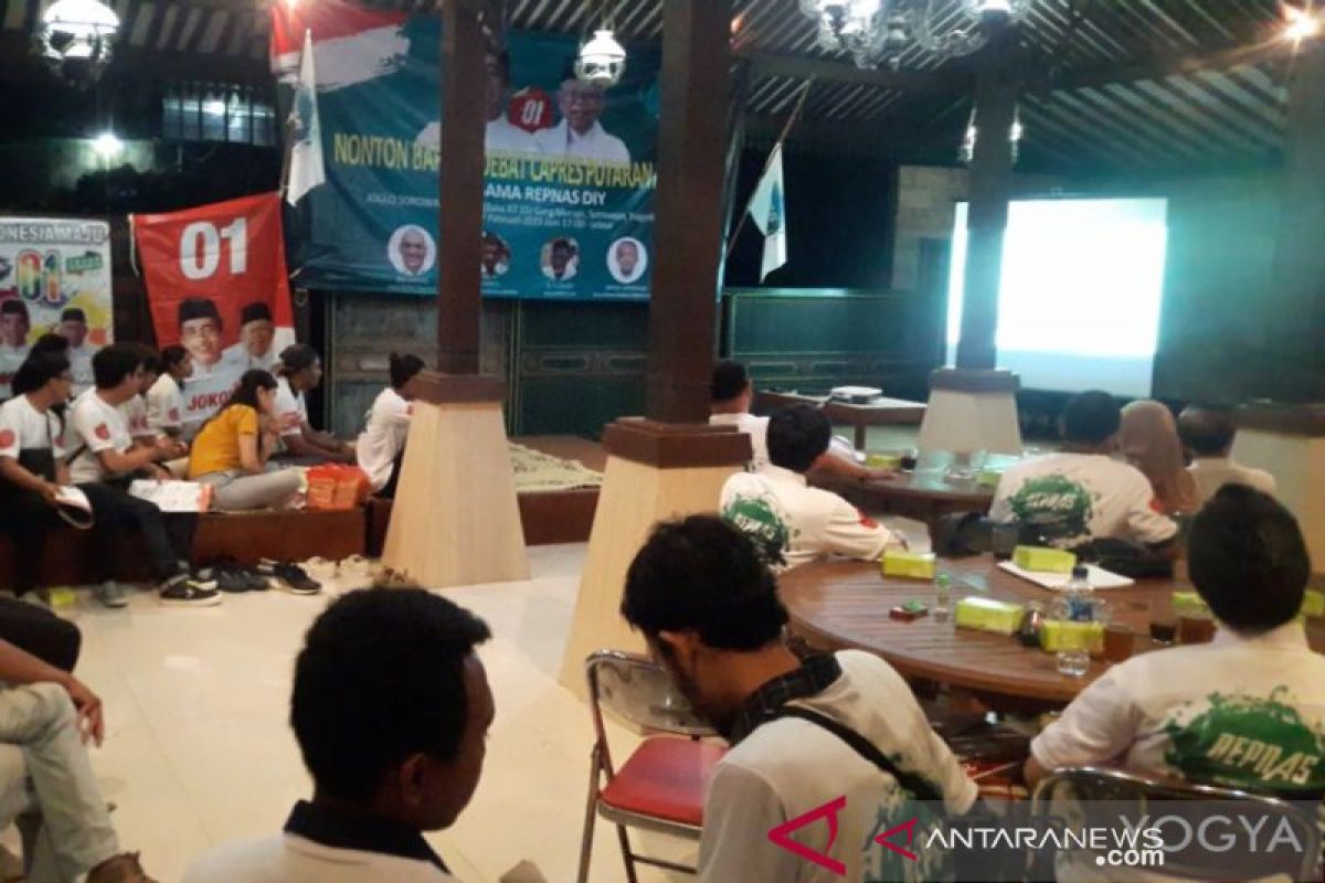 Puluhan pengusaha di Yogyakarta nobar debat