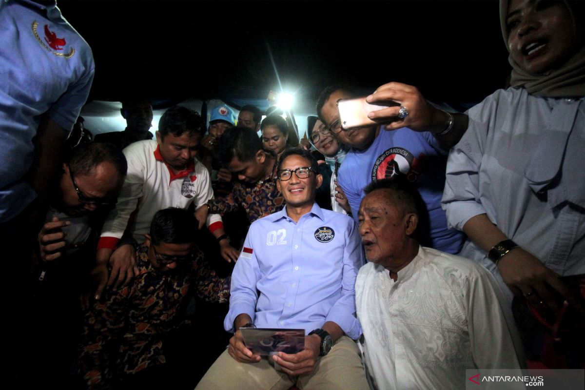 Sandiaga nobar debat capres beralaskan terpal