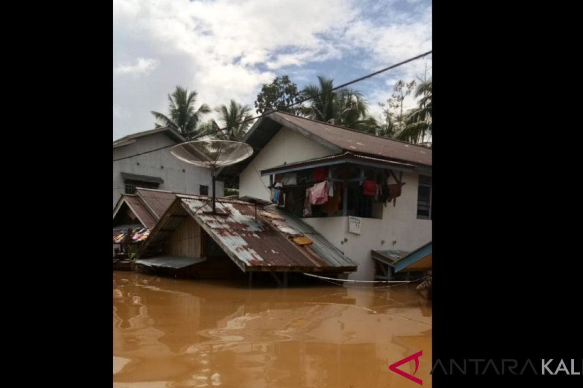 268 families evacuate due to flood in W Kalimantan