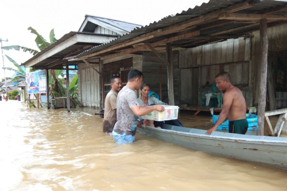 Bupati Landak perintahkan evakuasi korban banjir