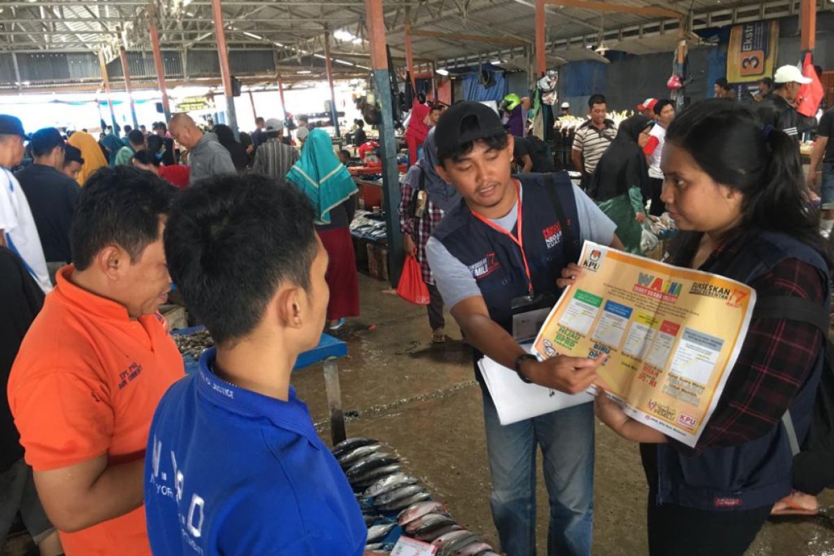 Relawan Demokrasi sosialisasikan Pemilu di pasar tradisional