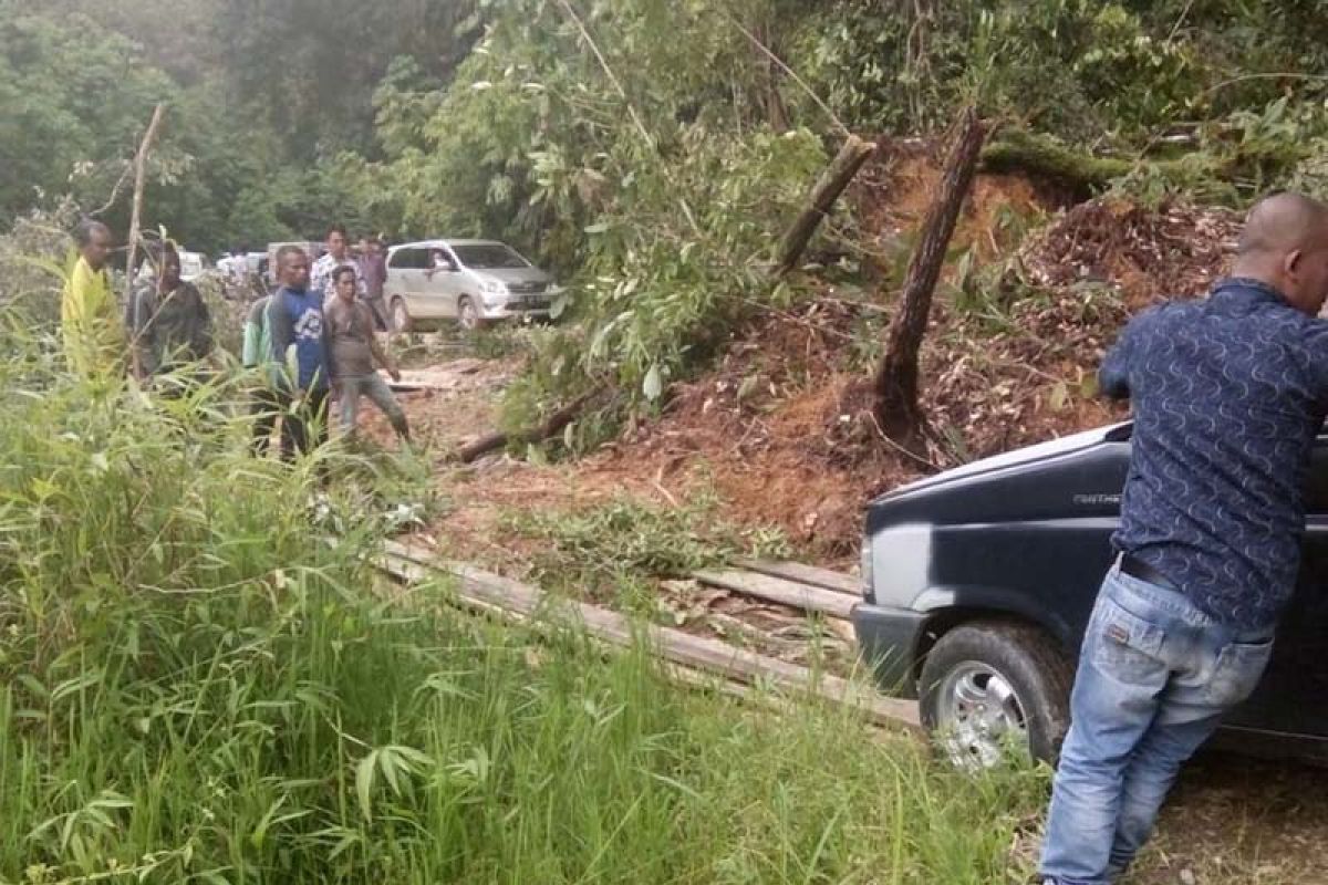 Jalur lintas Pidie-Aceh barat lumpuh akibat longsor