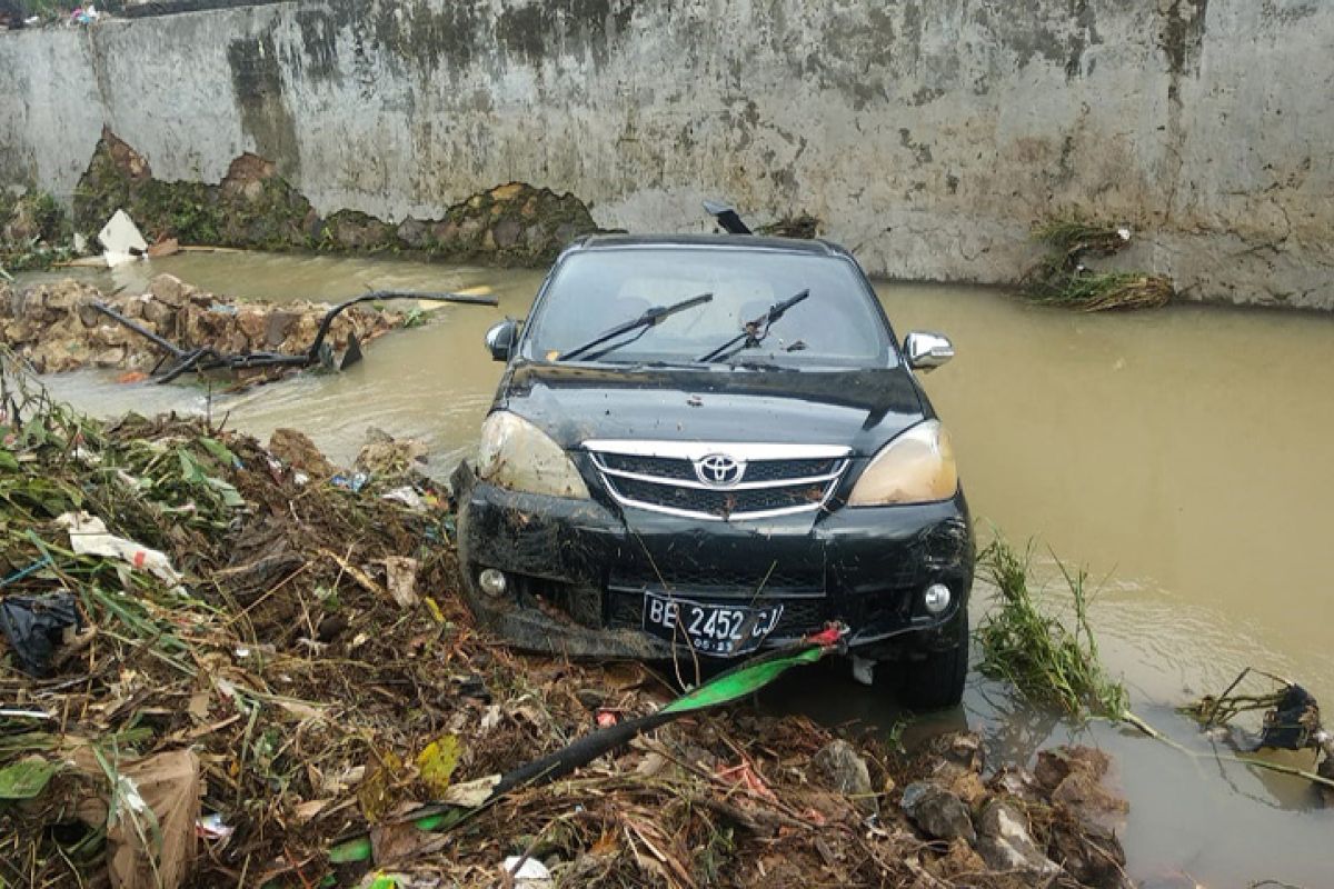 Warga coba evakuasi mobil hanyut akibat banjir