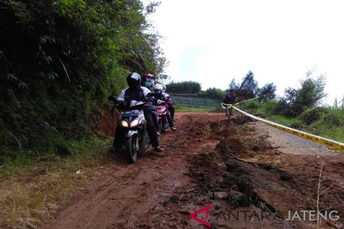 Warga minta jalan ambles di Tretep diperbaiki