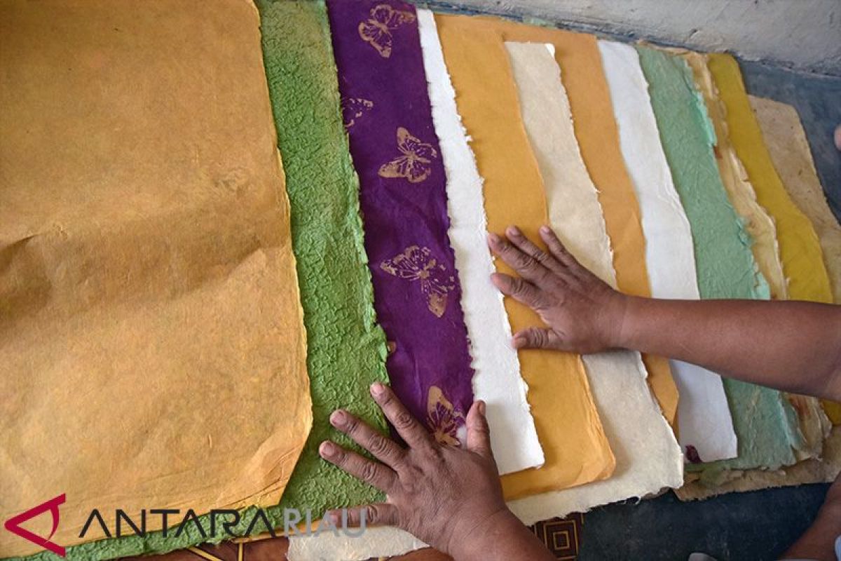 Perajin produksi kertas dari batang pisang