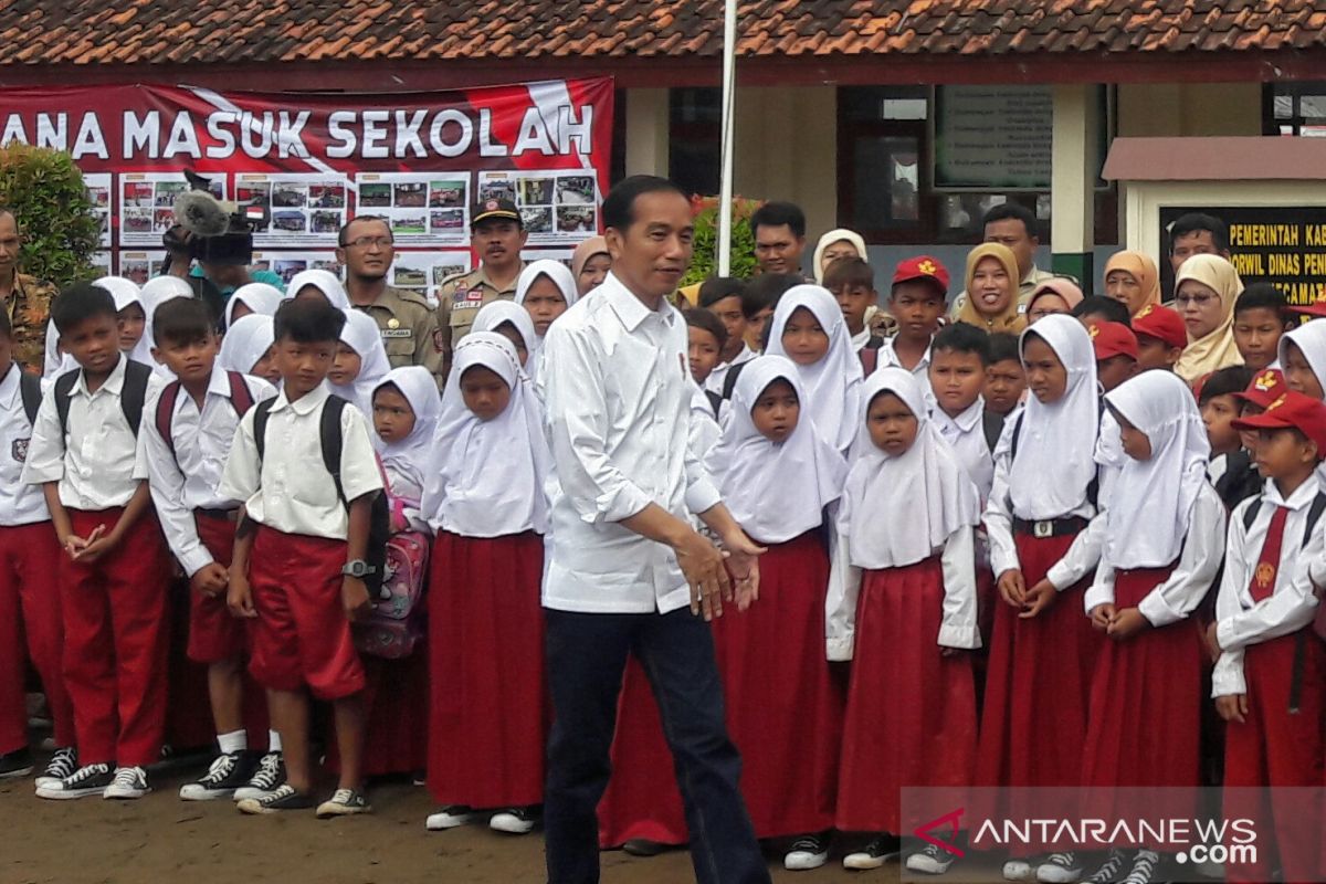 Jokowi converses with students on disaster mitigation education